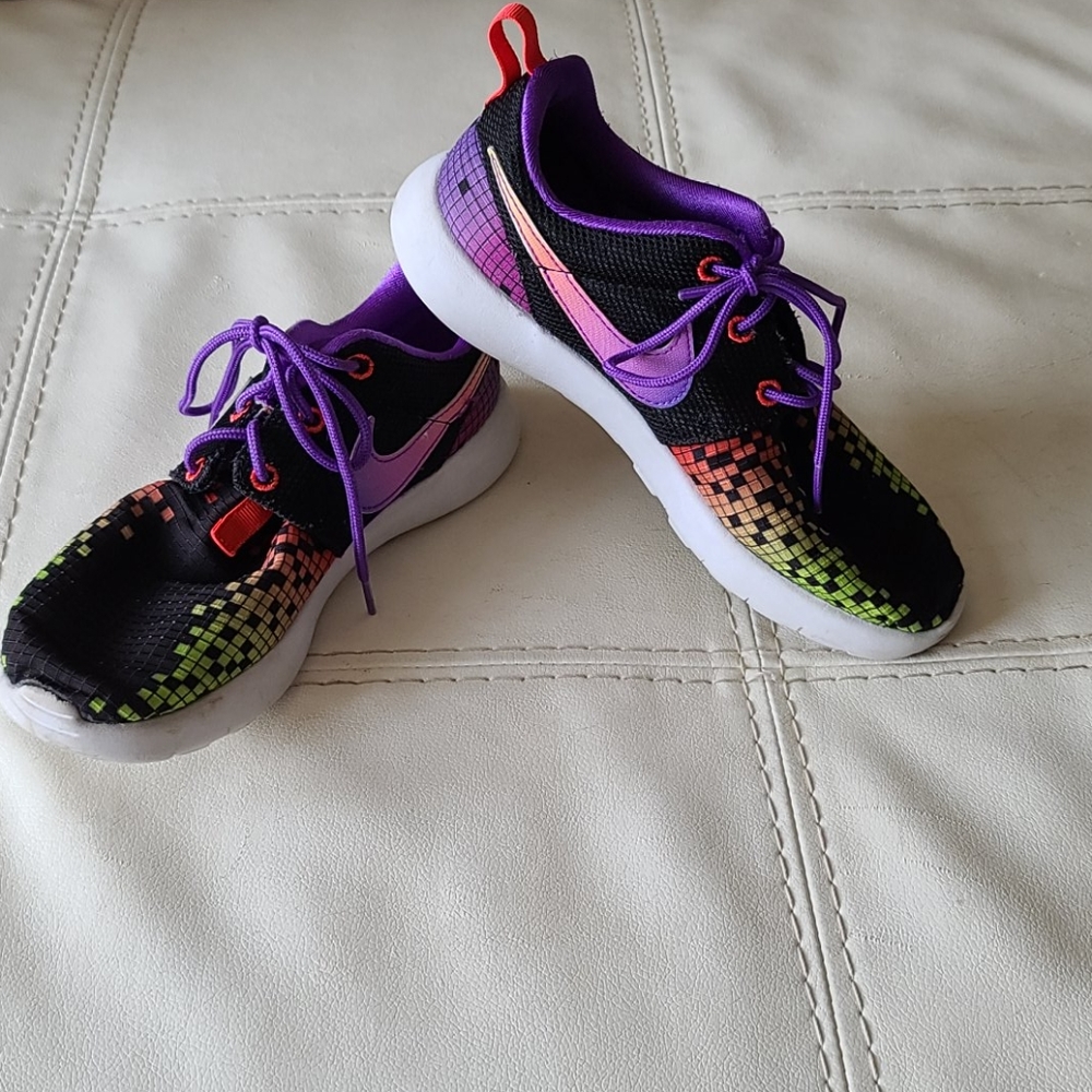 Nike tennis shoes sz 2y